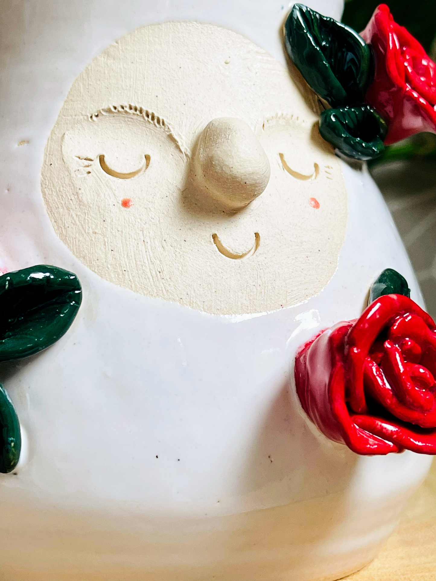 bellied vase: snow & roses