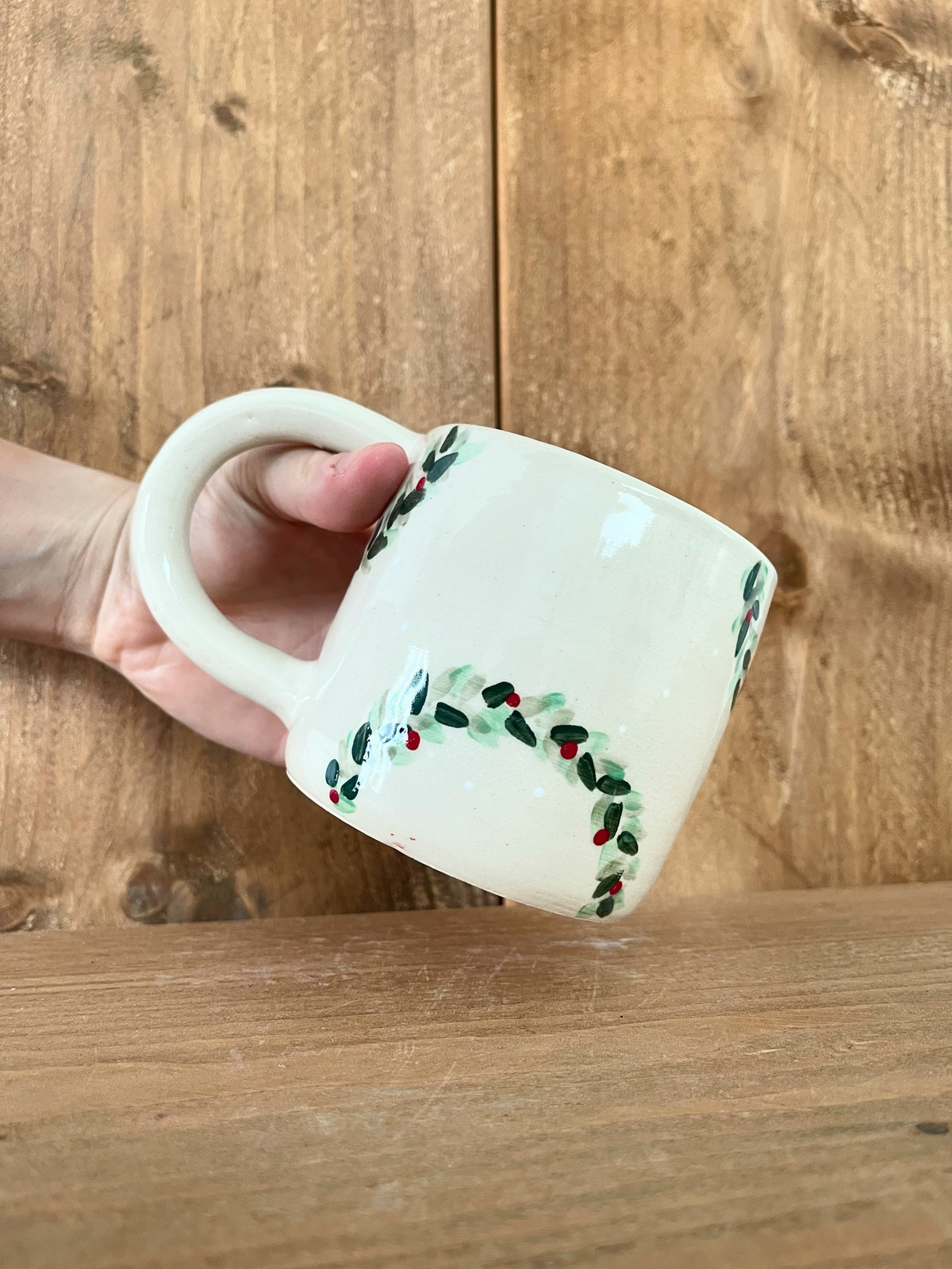 festive hug mug: wreath
