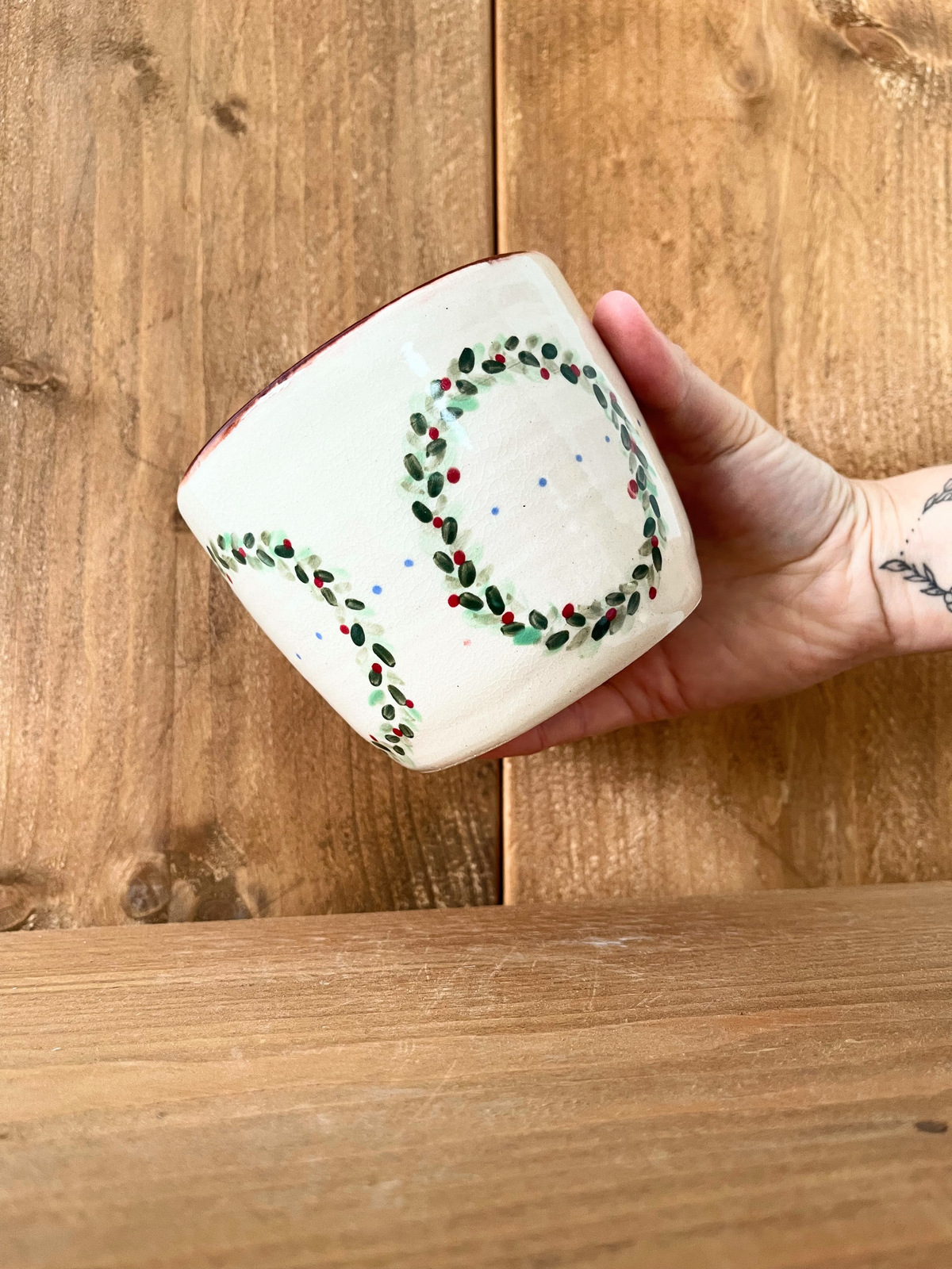 festive planter pot: wreath/ruby