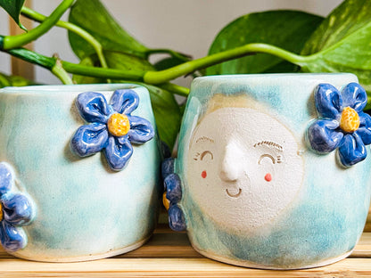 tiny cup/pot: pale teal