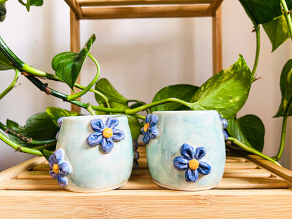 tiny cup/pot: pale teal