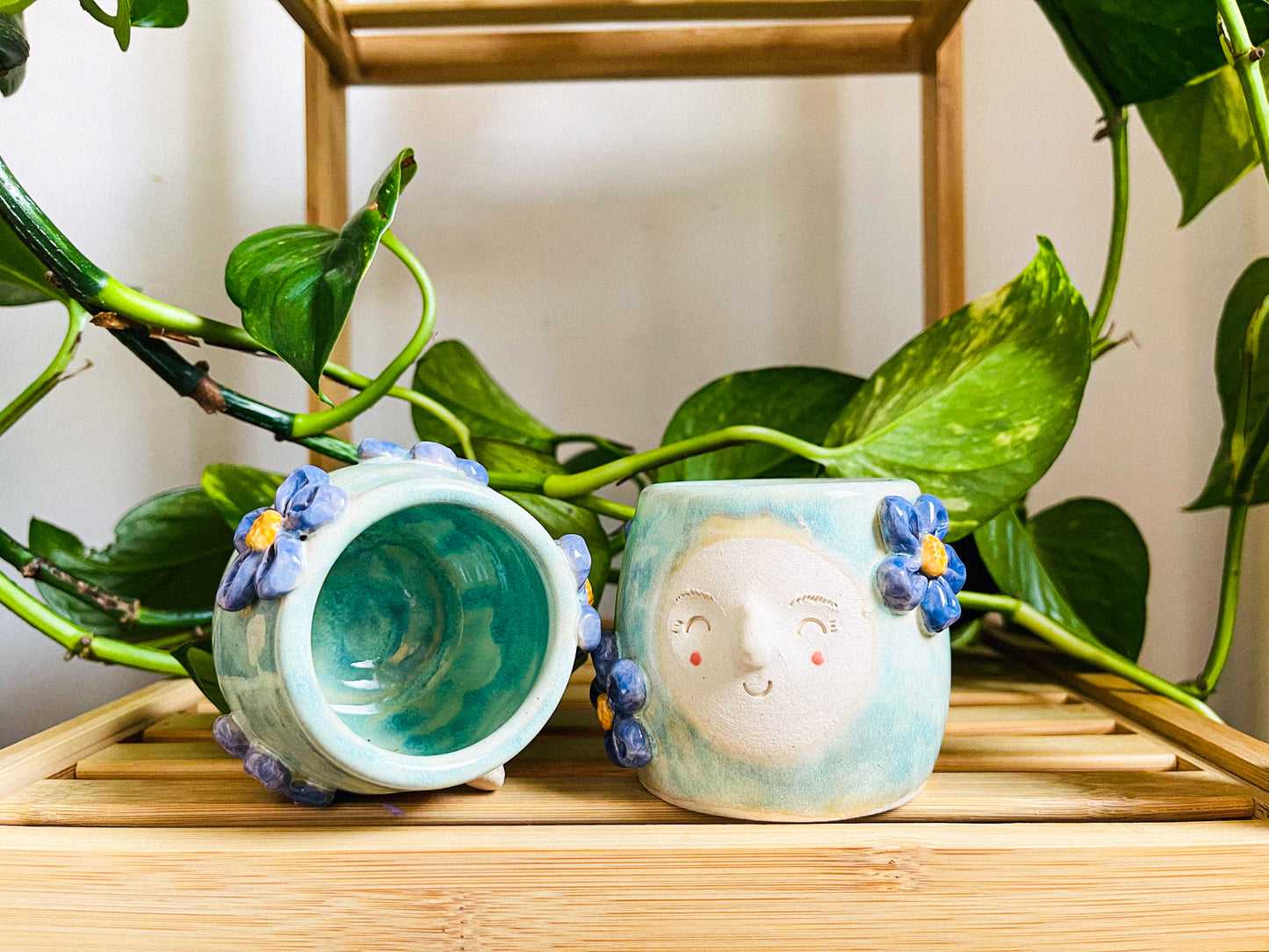 tiny cup/pot: pale teal