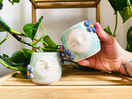 tiny cup/pot: pale teal