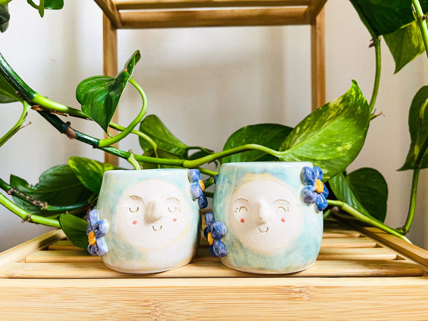 tiny cup/pot: pale teal