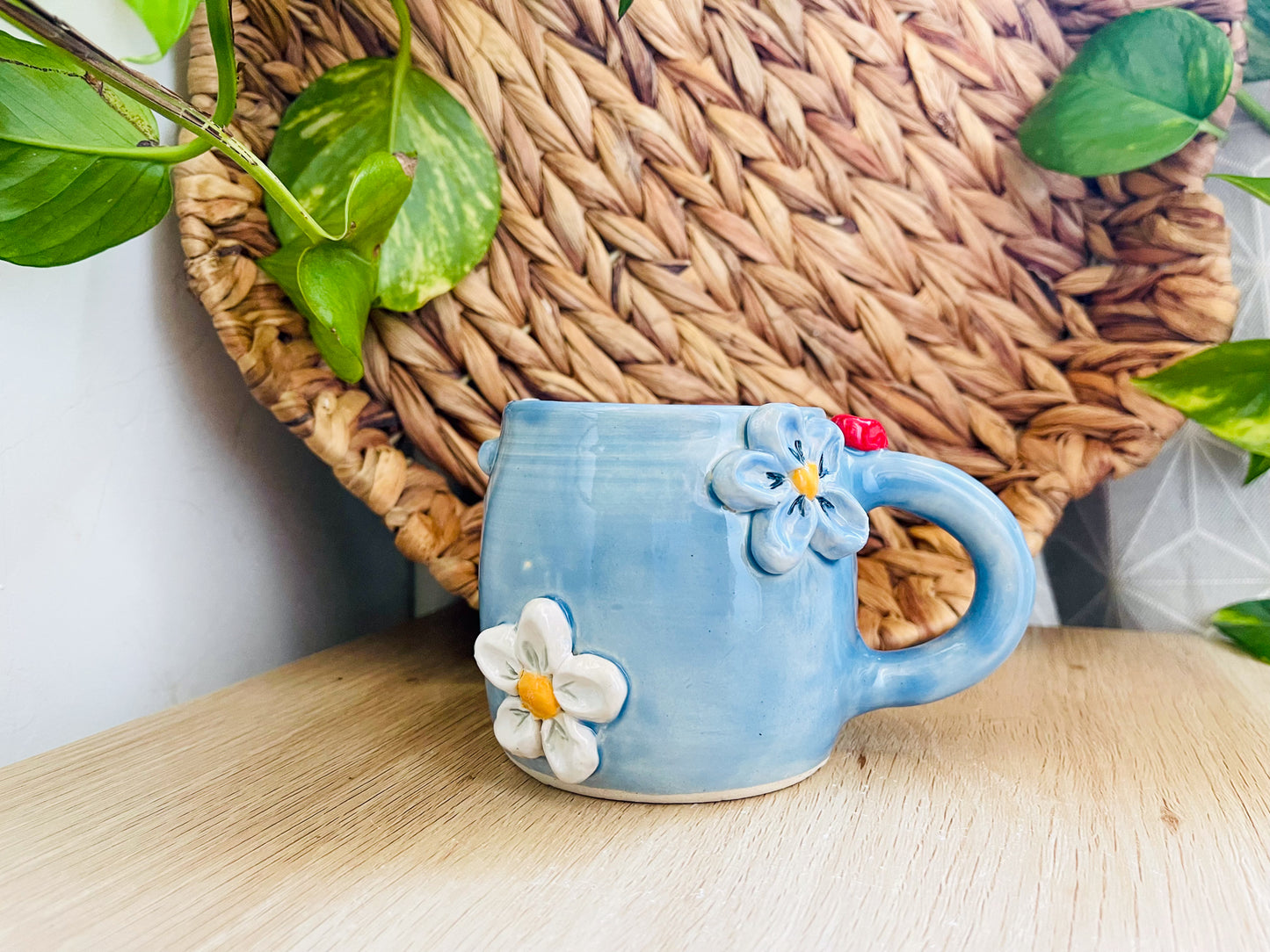 little cuddle mug: sky daisies