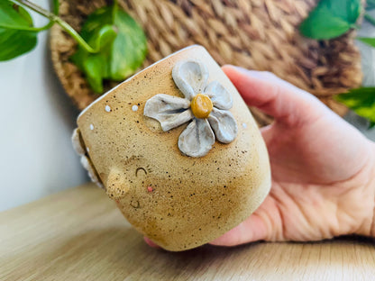 little cup: sand & daisies