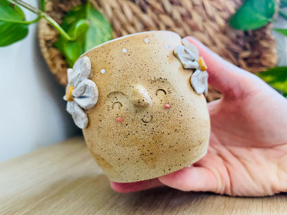 little cup: sand & daisies
