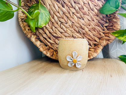 little cup: sand & daisies