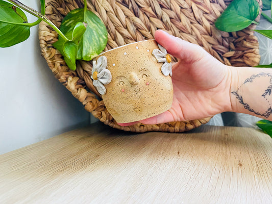 little cup: sand & daisies